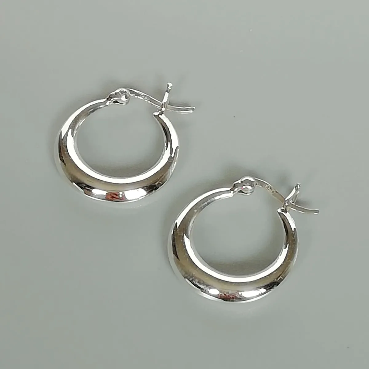 Crescent hoops | 19 mm silver hoops | Silver hoop earrings | Ear piercings | Minimalist hoops | Gypsy ear hoops | E249