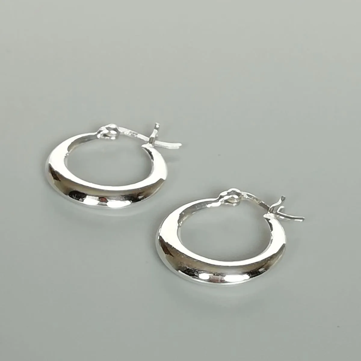 Crescent hoops | 19 mm silver hoops | Silver hoop earrings | Ear piercings | Minimalist hoops | Gypsy ear hoops | E249