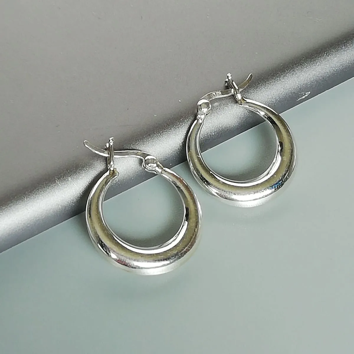 Crescent hoops | 19 mm silver hoops | Silver hoop earrings | Ear piercings | Minimalist hoops | Gypsy ear hoops | E249