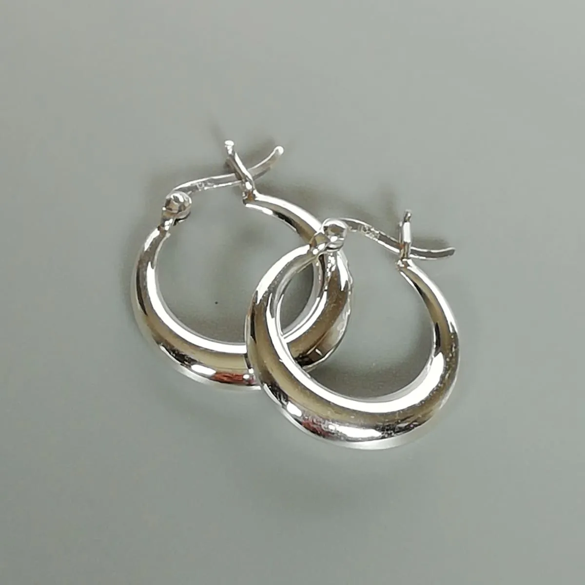 Crescent hoops | 19 mm silver hoops | Silver hoop earrings | Ear piercings | Minimalist hoops | Gypsy ear hoops | E249